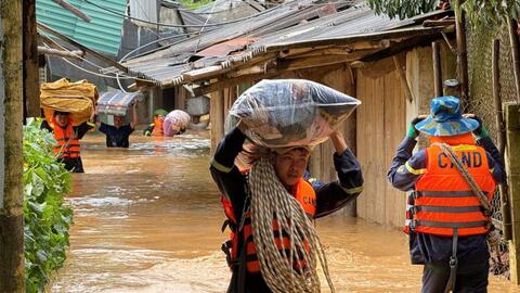 Xử lý “điểm nghẽn” phát triển pháp luật và kinh tế; tập trung khắc phục hậu quả thiên tai, mưa lũ
