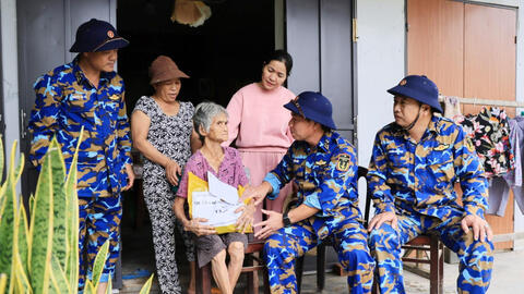 Cả nước chung tay hỗ trợ đồng bào vùng lũ tái thiết cuộc sống