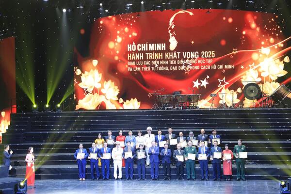 Mỗi cán bộ, đảng viên, trước hết là người đứng đầu nêu gương bằng hành động cụ thể