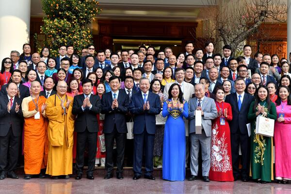 Nhịp cầu dẫn tri thức, công nghệ, nguồn vốn và thị trường quốc tế với quê hương