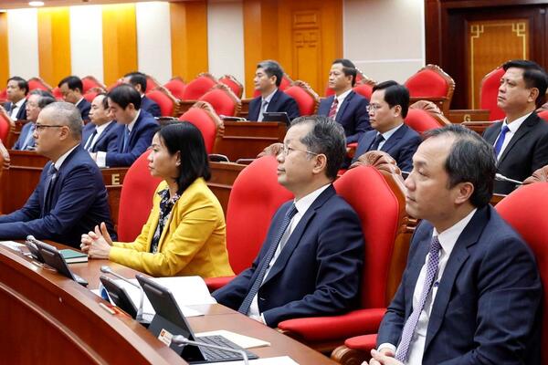 Hội nghị lần thứ 14 Ban Chấp hành Trung ương Đảng khóa XIII; Bộ Chính trị trao quyết định nhân sự quan trọng